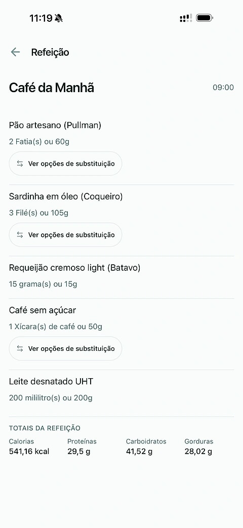 Detalhe de uma refeição no app com os alimentos em medida caseira e gramas e os totais de calorias e macros